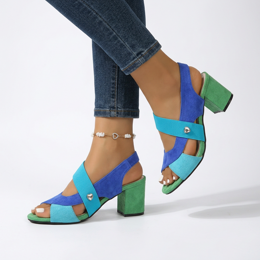 Colorine™ — Sandal med blokhæl i colorblock og markant ankelrem