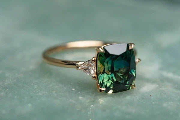 Guldring med sten i vintagestil