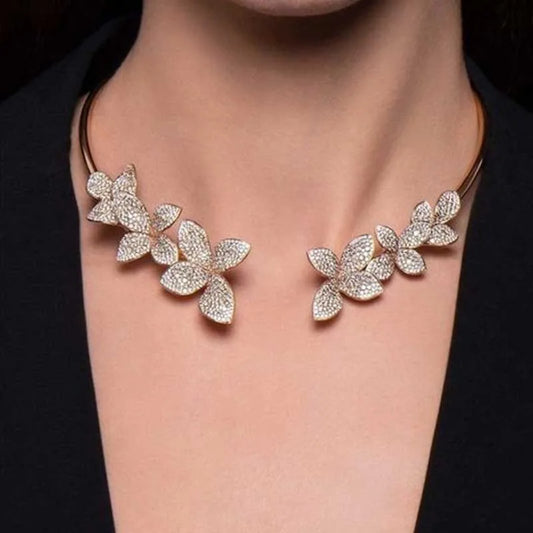 Elegant halskæde med krystalblomst