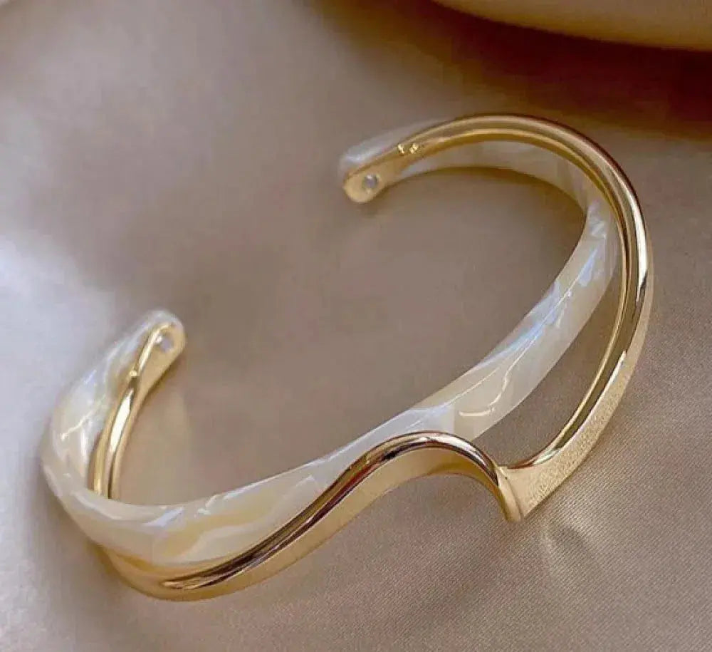 Elegant guldfarvet armbånd med opal