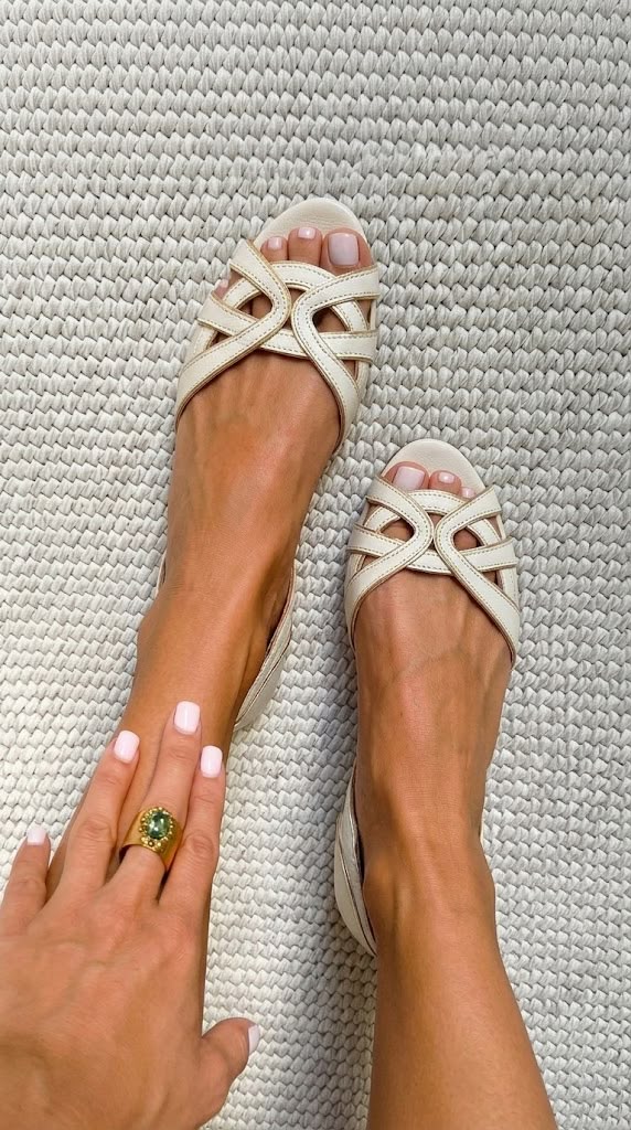 Flade sandaler i creme Camilla
