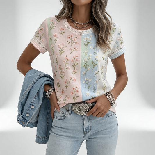 Mélisande™ — Blomstret T-shirt med blød komfort og hverdagselegance