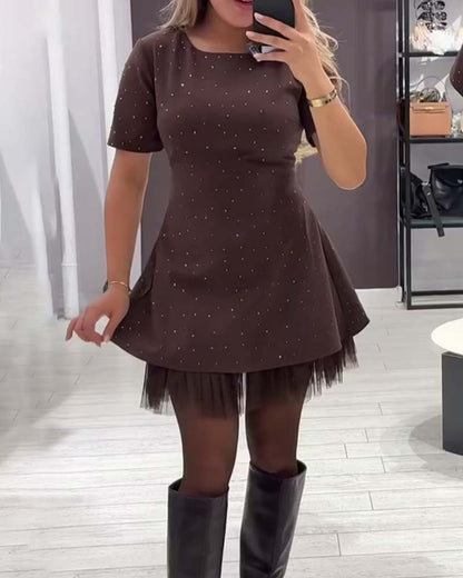 Camille™ – Elegant minikjole med glitrende komfort