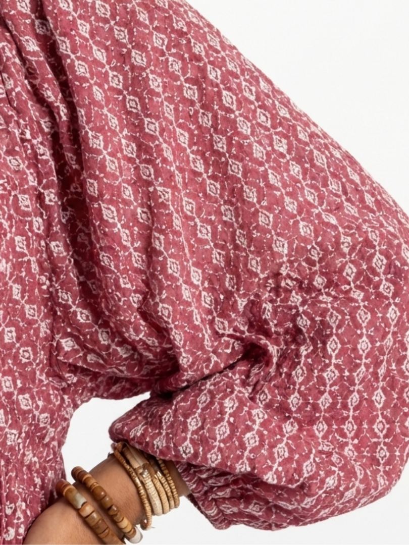 Arlette | Midikjole med lange ærmer og geometrisk print