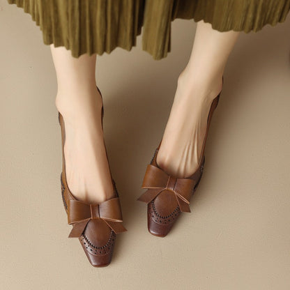 Célora pumps i læder med bånd