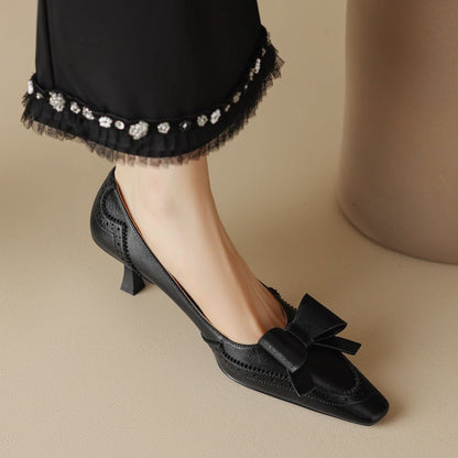 Célora pumps i læder med bånd