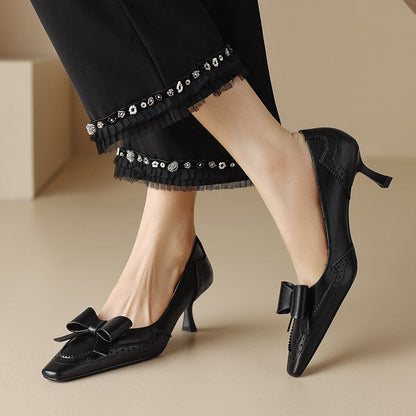 Célora pumps i læder med bånd