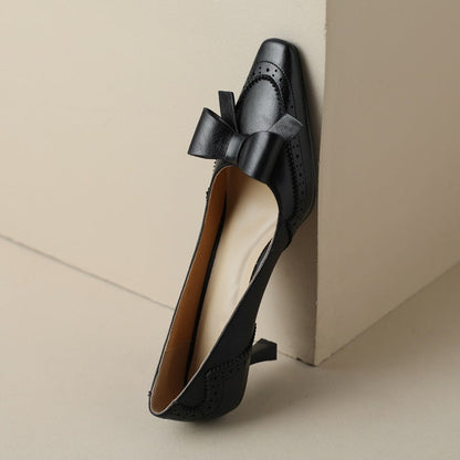 Célora pumps i læder med bånd
