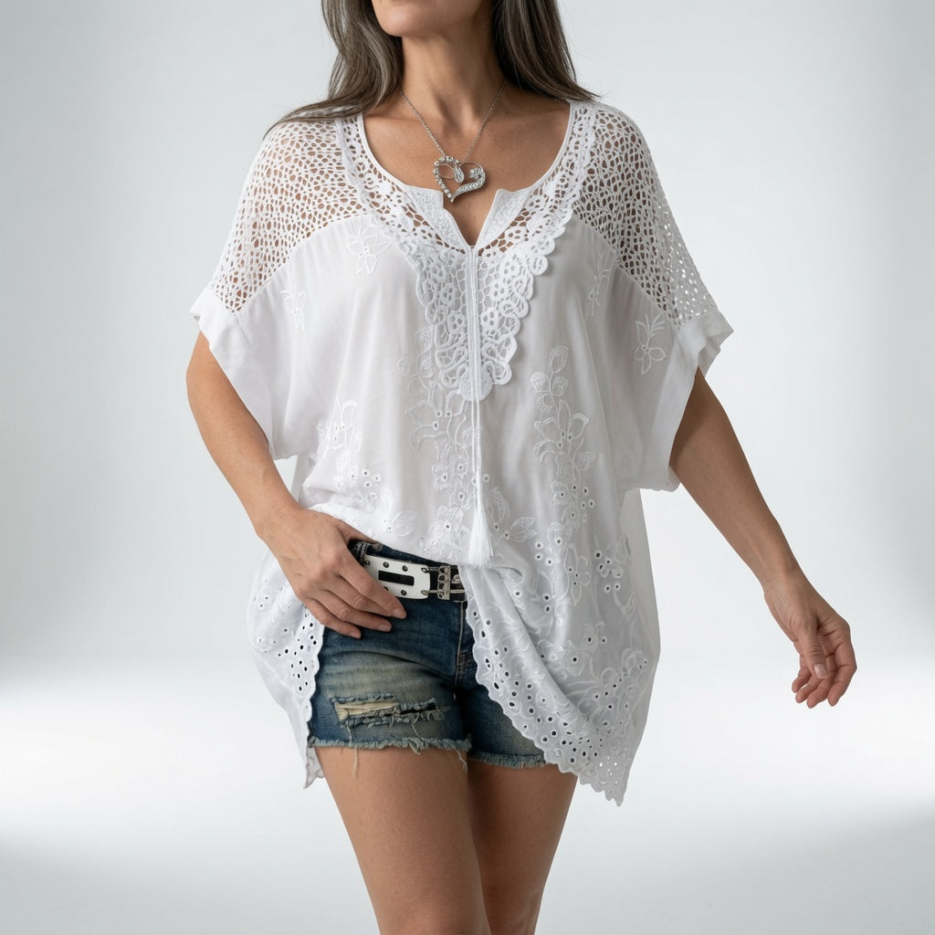 Brodérine™ — Bluse med V-hals, broderet blonde og korte ærmer