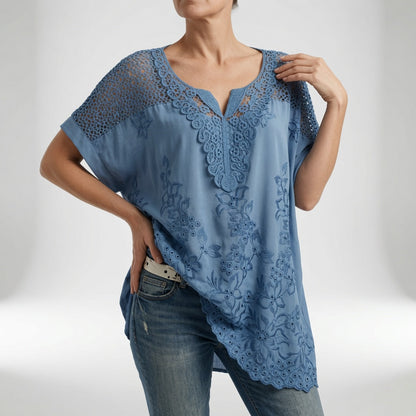 Brodérine™ — Bluse med V-hals, broderet blonde og korte ærmer