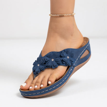 Mauveline™ – Blomstrede flipflops med kilehæl, sommerlig blødhed