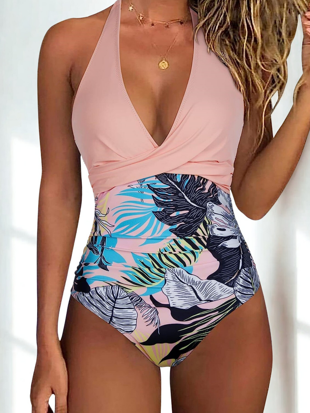 Badedragt med tropisk blad – V-udskæring og shapewear-stil