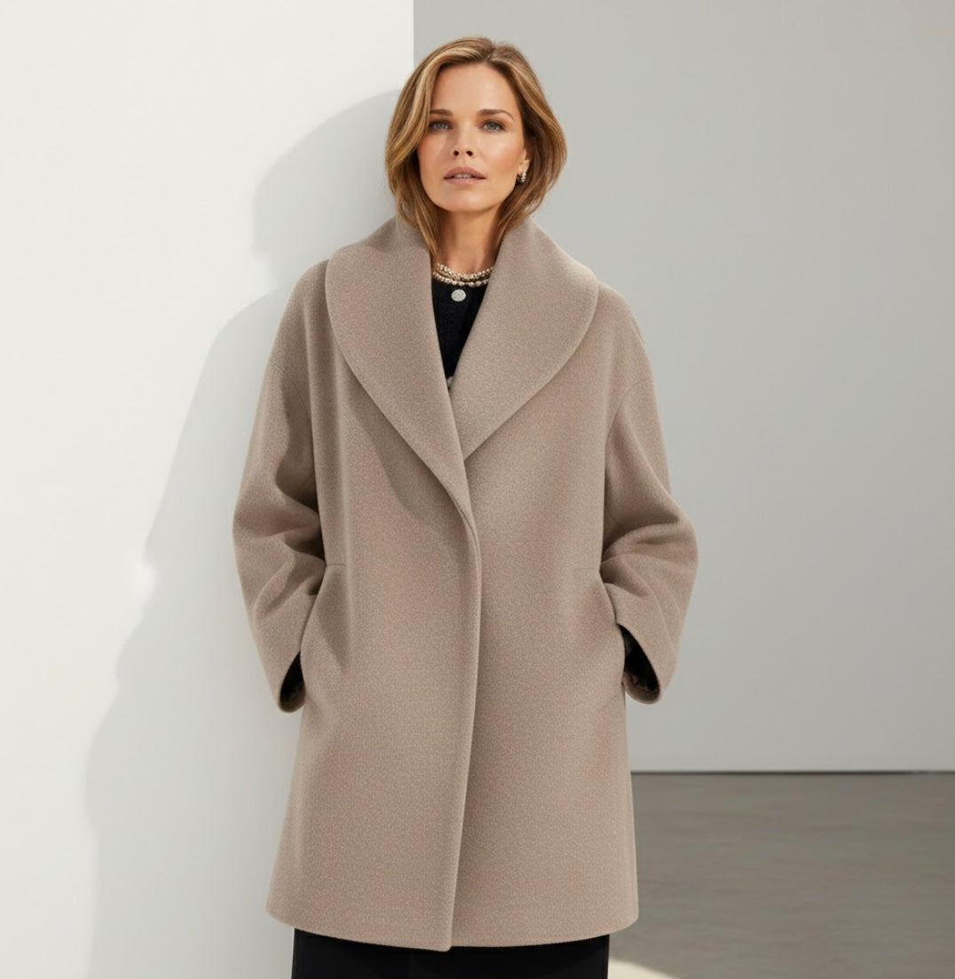 Élyane™ – Elegant cocoon-frakke med blid varme og naturlig elegance