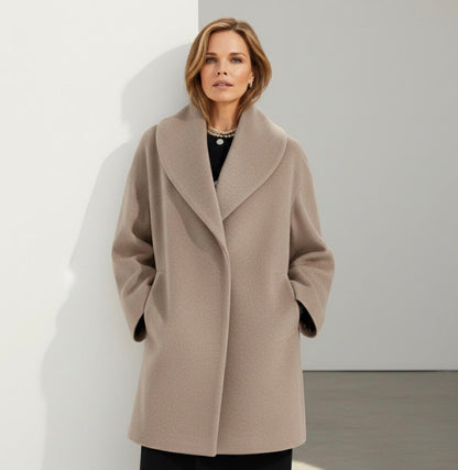 Élyane™ – Elegant cocoon-frakke med blid varme og naturlig elegance