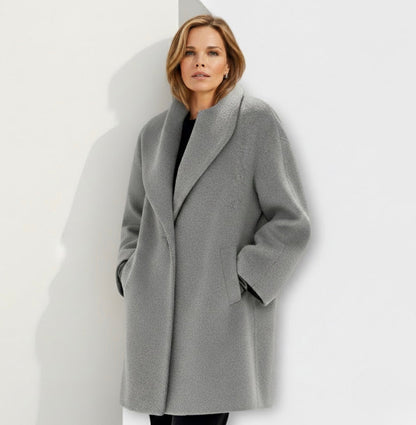 Élyane™ – Elegant cocoon-frakke med blid varme og naturlig elegance