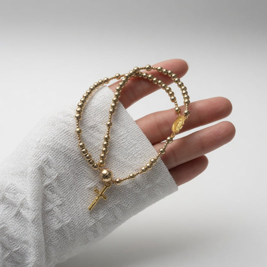 Loïsette™ — Armbånd med guldperler og charm, feminin finesse