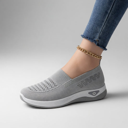 Inésine™ — Let slip-on med hulmønster og naturlig hverdagskomfort