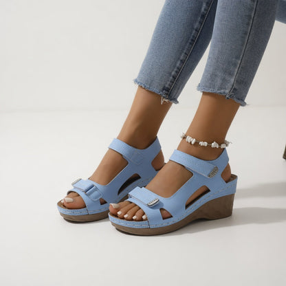 Isaure™ – Sommerwedges i farverig lethed