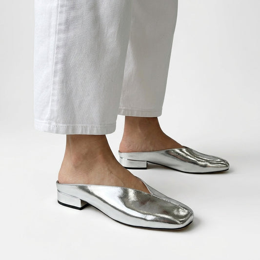 Argentelle™ — Sølvfarvet metallic flad mule med firkantet tå og lysende elegance