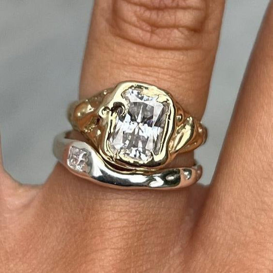 Skinnende ringsæt i guld og sølv
