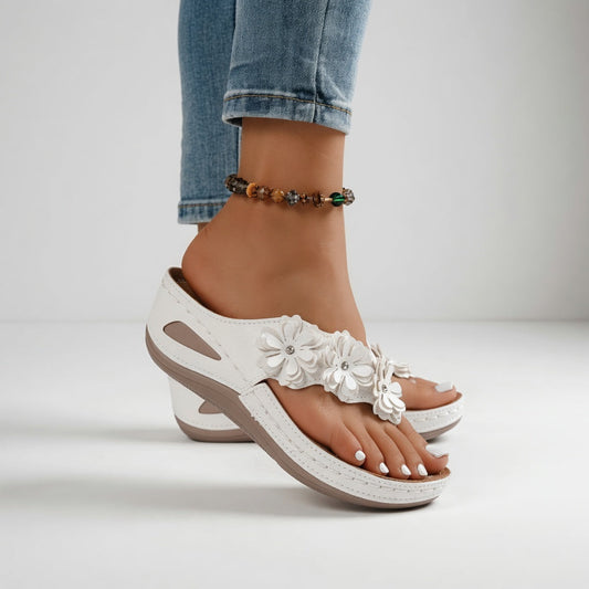 Mauveline™ – Blomstrede flipflops med kilehæl, sommerlig blødhed