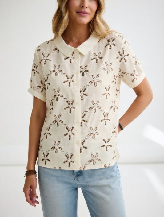 Amandélie™ — Elegant, let blouse med blomsterbroderi