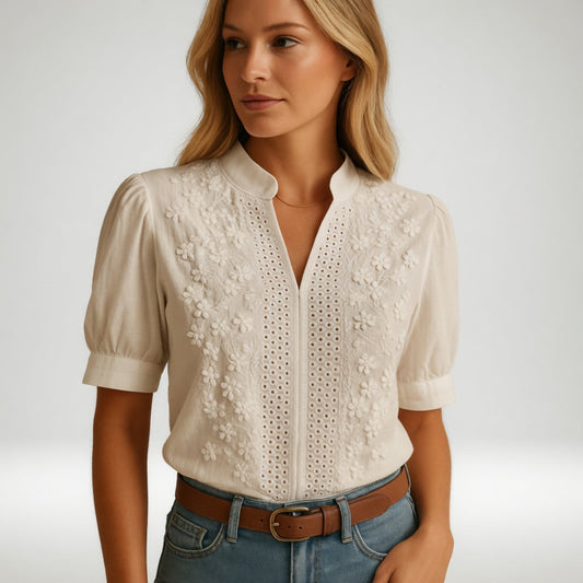 Aliénor™ — Hulbroderet bluse med V-hals og naturlig raffinement