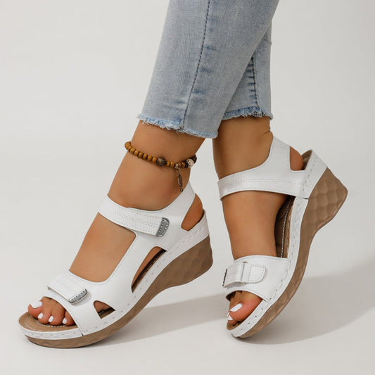 Isaure™ – Sommerwedges i farverig lethed