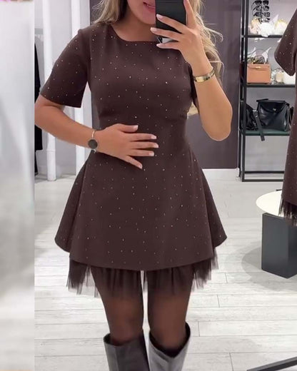 Camille™ – Elegant minikjole med glitrende komfort