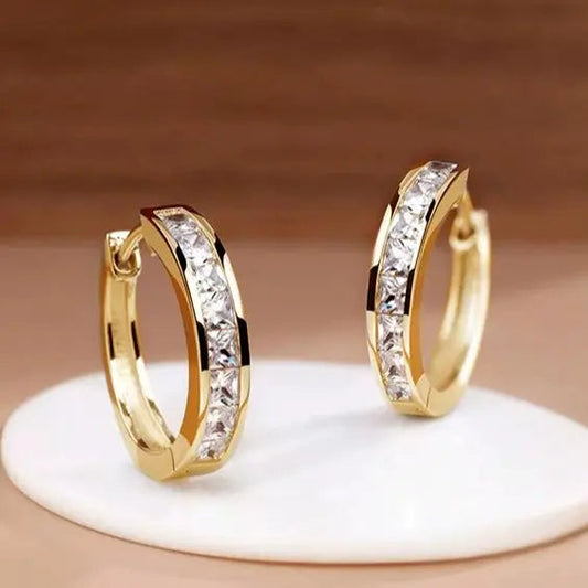 Elegante creoler i guld med krystal